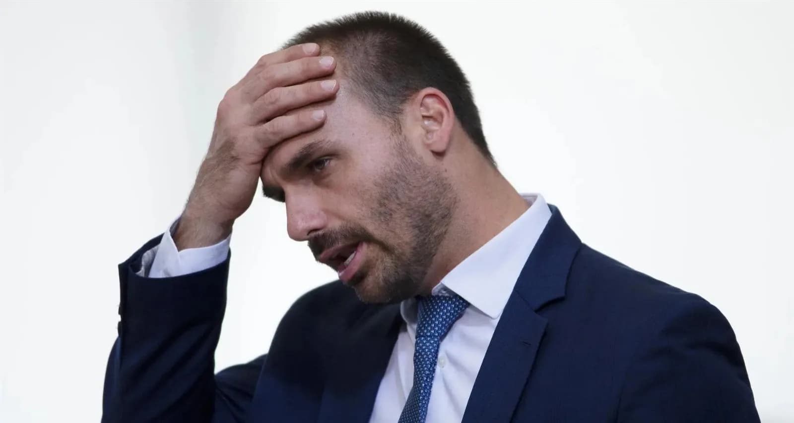 Após perda de mandato, passaporte diplomático de Eduardo Bolsonaro é anulado