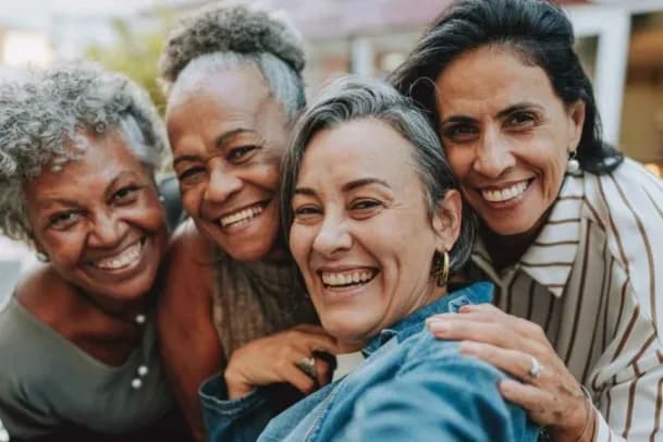 Idosos são mais felizes do que jovens no Brasil e no mundo, diz pesquisa