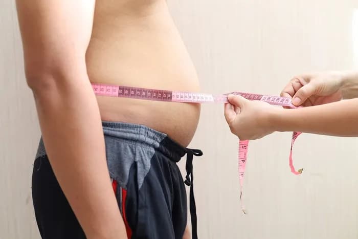 Estudo descobre motivo da gordura na barriga aumentar depois dos 40 anos