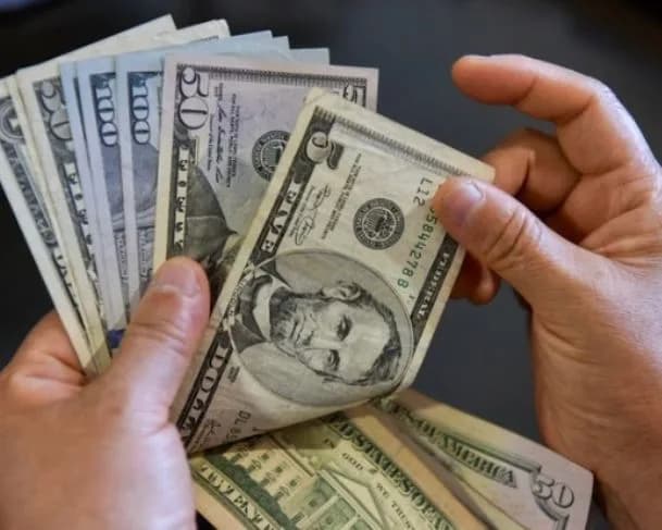Tensões comerciais fazem dólar fechar em alta nesta segunda-feira (7/4)
