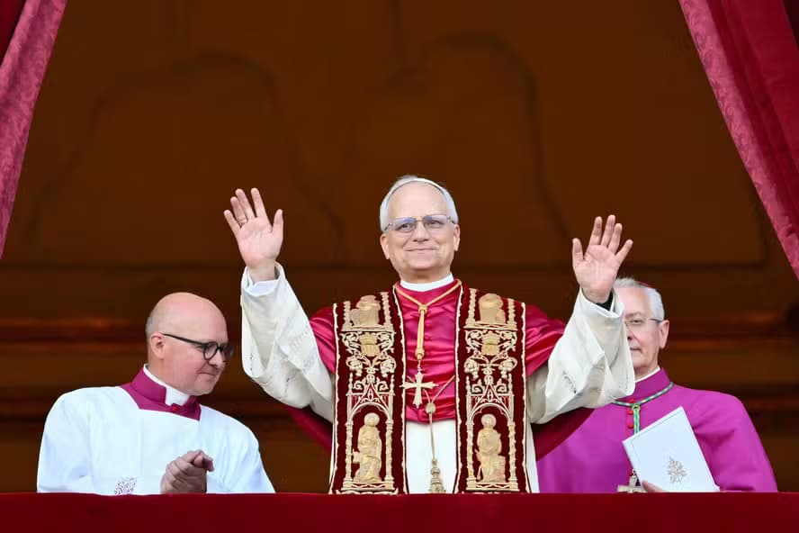 Vaticano divulga foto oficial e brasão do Papa Leão XIV; veja