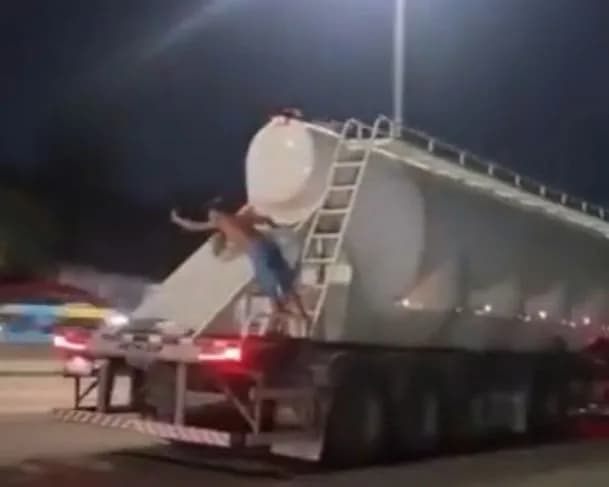 Rapaz improvisa carona em caminhão e se ‘desespera’ para descer; confira o vídeo