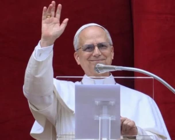 Papa Leão XIV revoga corte salarial de cardeais imposto por Francisco