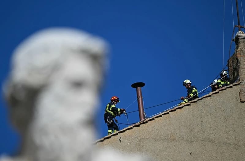 Chaminé que sinaliza escolha do novo papa é instalada em capela no Vaticano; entenda