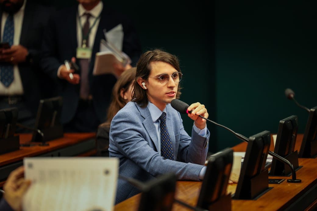 Amom diz que Azul vai reduzir preços de passagens para o Festival de Parintins