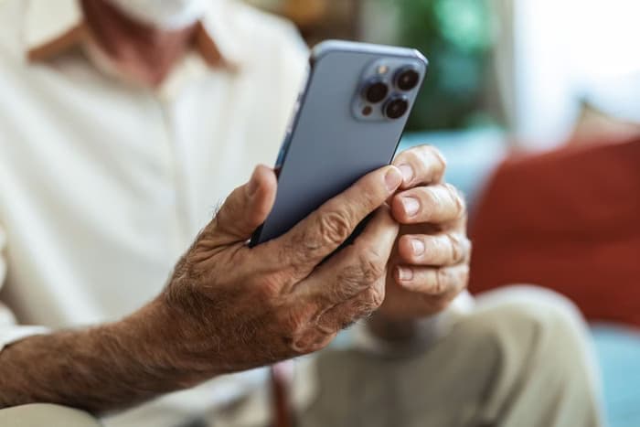 Uso de celular pode causar câncer cerebral? Estudo da OMS responde