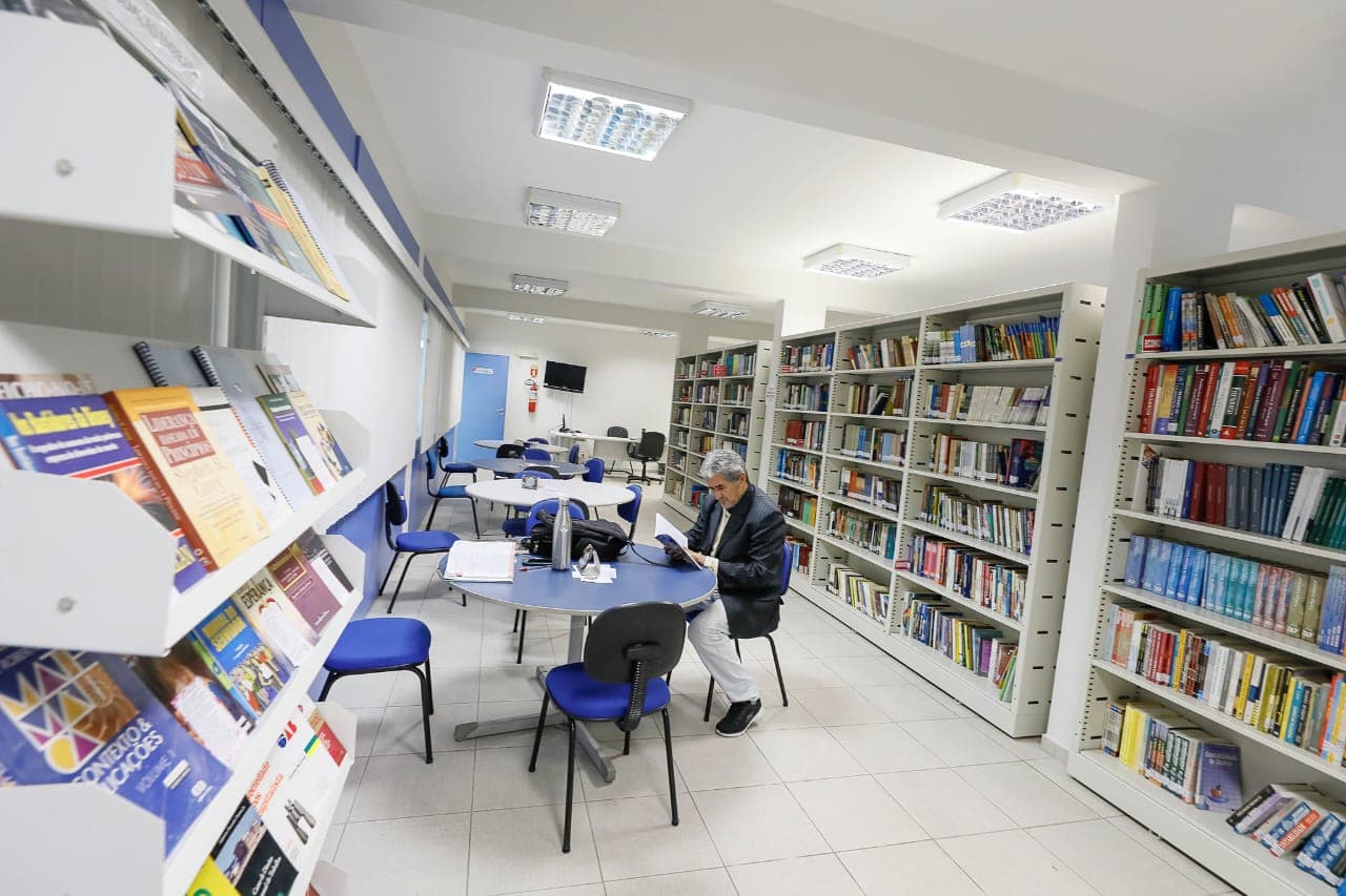 Aleam mantém acervo histórico com obras do século 19 de valor inestimável em biblioteca