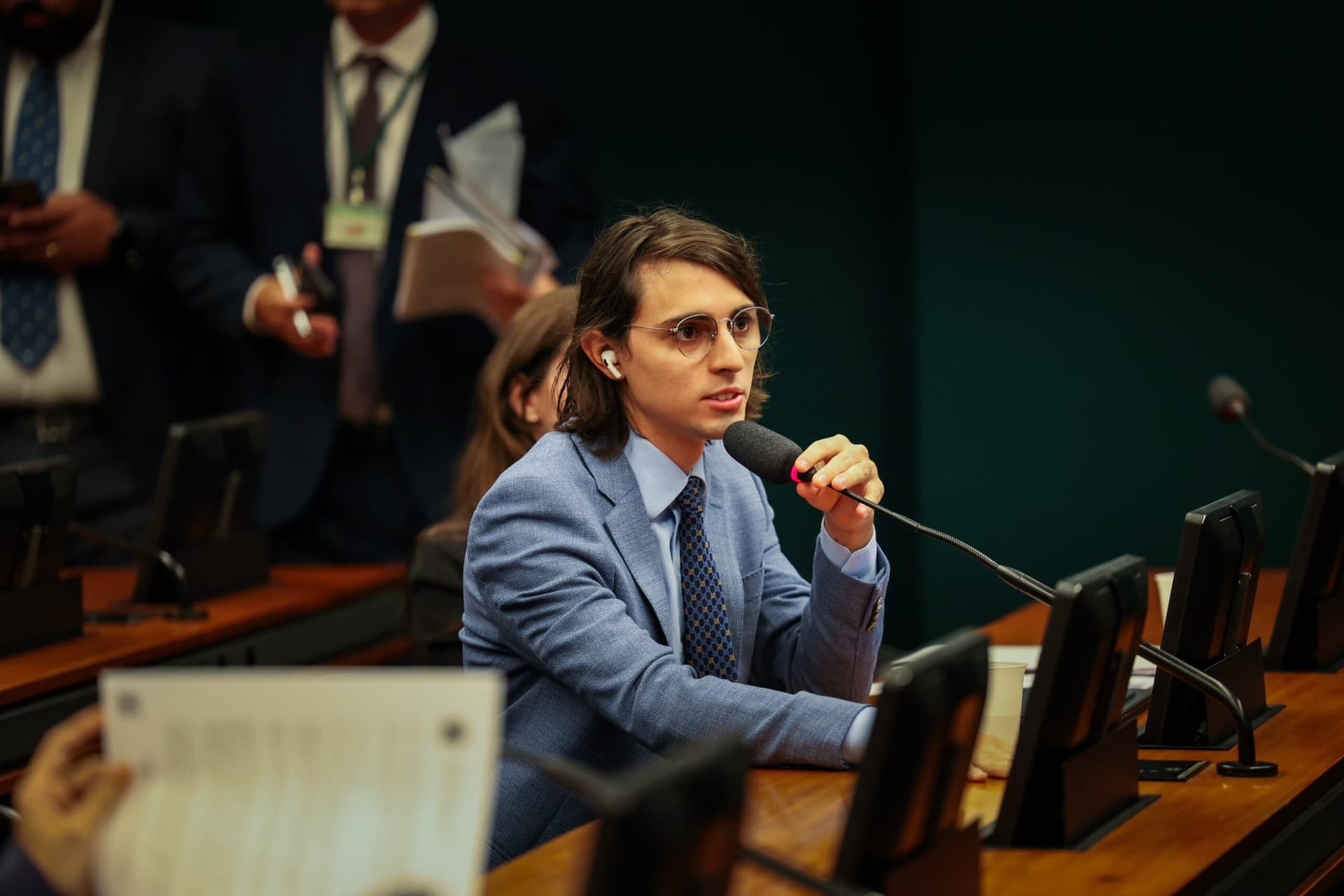 Amom Mandel bate o martelo e escolhe o Republicanos