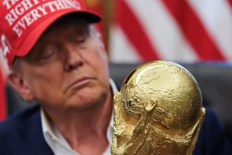 Após diagnóstico de insuficiência venosa, Trump aparece com mão maquiada em reunião da Copa do Mundo de 2026; veja foto