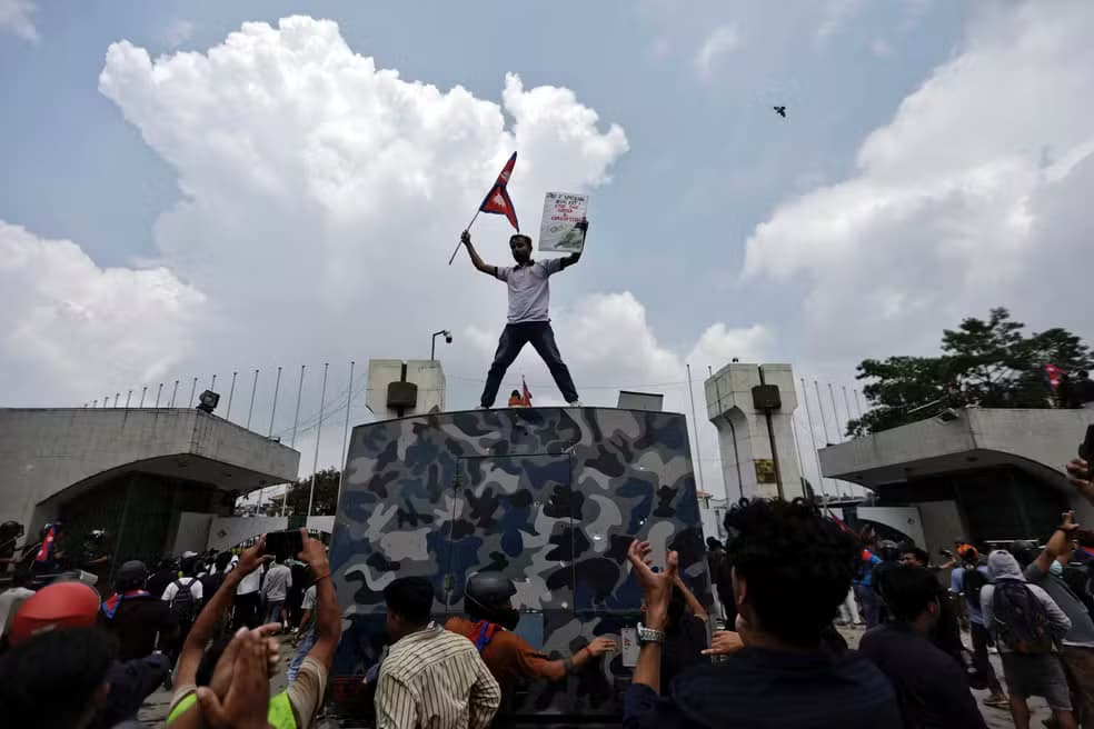 Sobe para 51 o número de mortos em protestos no Nepal