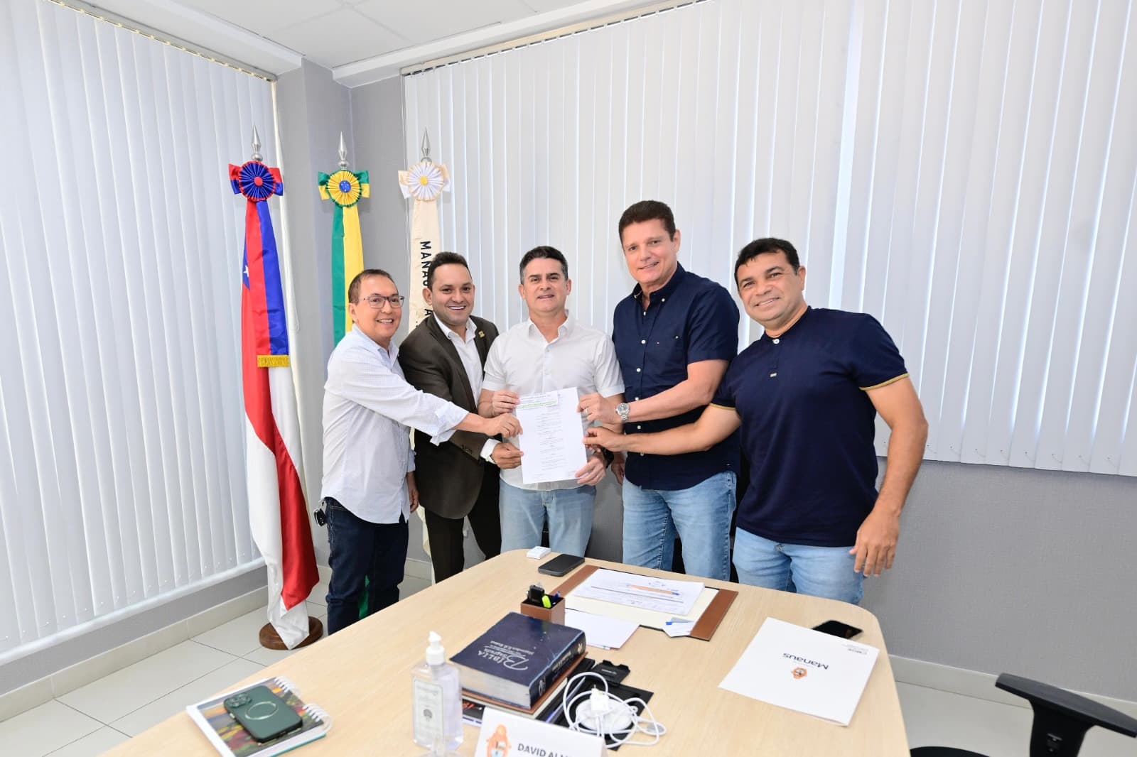 David Almeida amplia concessões de táxis e beneficia 6 mil motoristas em Manaus