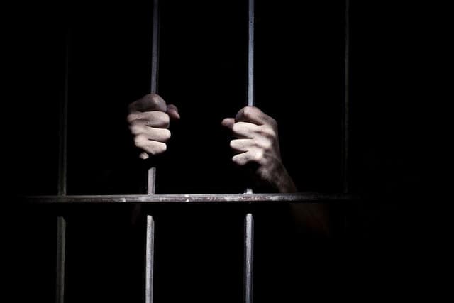 Proposta quer proibir homenagens a condenados por crimes contra crianças e idosos em Manaus