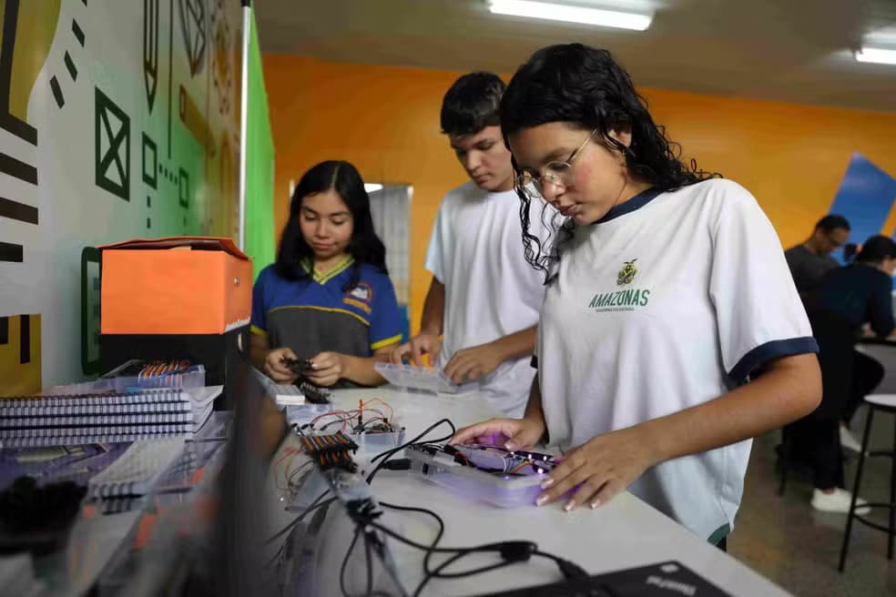 Deputado propõe inclusão de educação financeira e criptoativos no ensino médio do AM