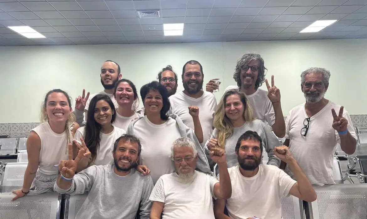 Brasileiros que tentaram ir a Gaza em flotilha são libertados pelas autoridades de Israel