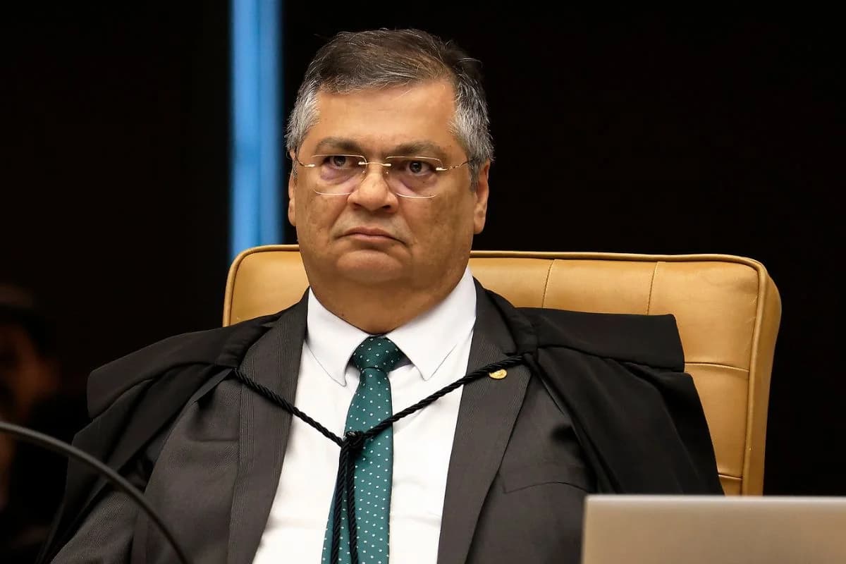 Dino cobra explicações de senador sobre repasses à fundação ligada à Lagoinha