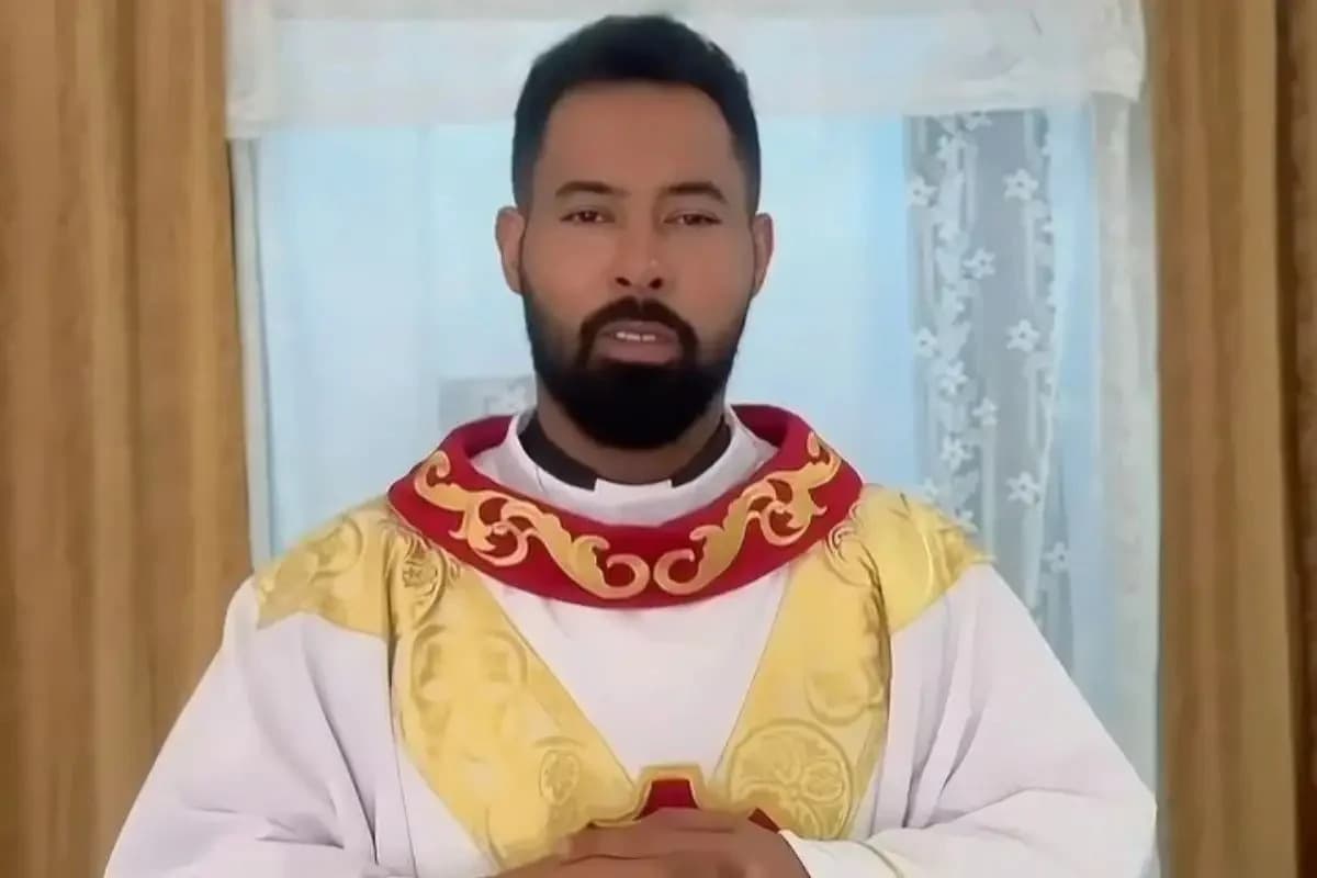 Padre flagrado com noiva de fiel em vídeo viral é afastado das funções; novo pároco assume igreja