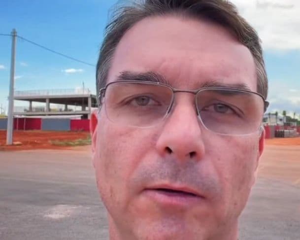 Flávio Bolsonaro convoca seguidores para virgília por Jair Bolsonaro “pela saúde dele e pela volta da democracia”