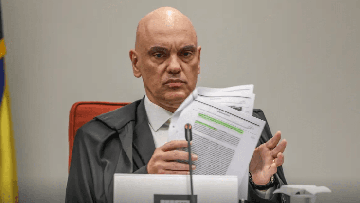 Moraes mantém exigência de autorização para Michelle e filhos visitarem Bolsonaro