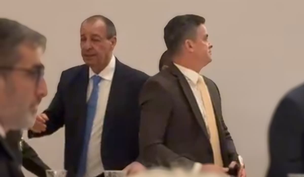Cumprimento frio: Omar Aziz e David Almeida se encontram após rumores de ruptura