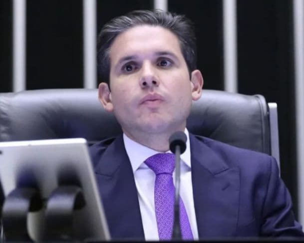 Hugo Motta anuncia relator de PEC que propõe fim da escala 6×1