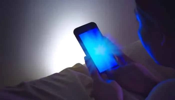 Seu celular está envelhecendo seu rosto? Uso excessivo pode deixar sinais de cansaço na pele