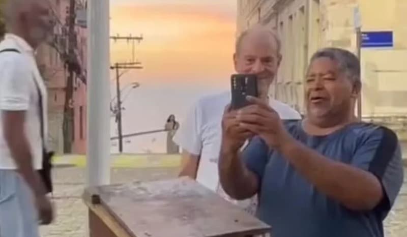 Fã confunde Ney Matogrosso com Caetano Veloso e reação viraliza