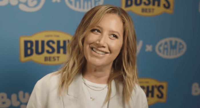 Ashley Tisdale relata experiência negativa em grupo de mães e diz ter se sentido excluída