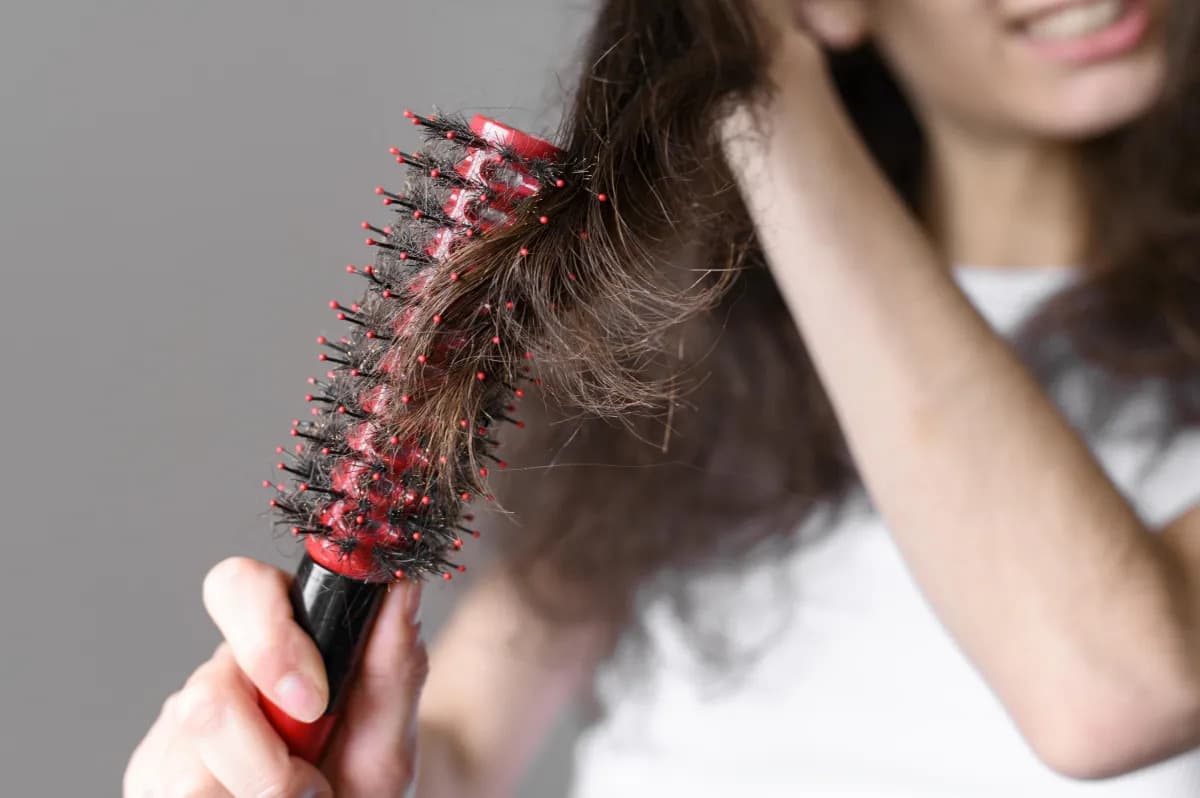 Cabelo caindo? Especialista explica quando a queda é sinal de algo maior