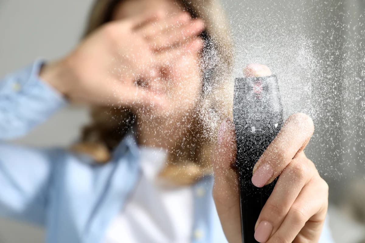Entenda como vai funcionar o projeto que libera spray de pimenta para autodefesa de mulheres