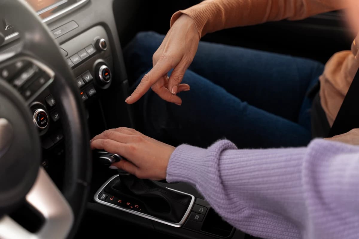 Motoristas que tirarem CNH em carro automático não poderão dirigir manual, diz proposta