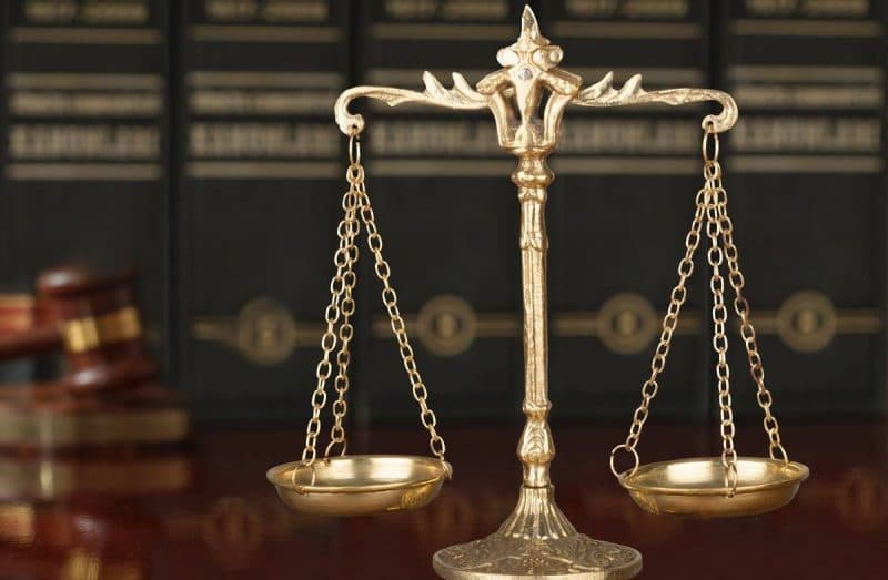 Justiça condena morador e condomínio a pagar R$ 20 mil por homofobia contra casal em Manaus