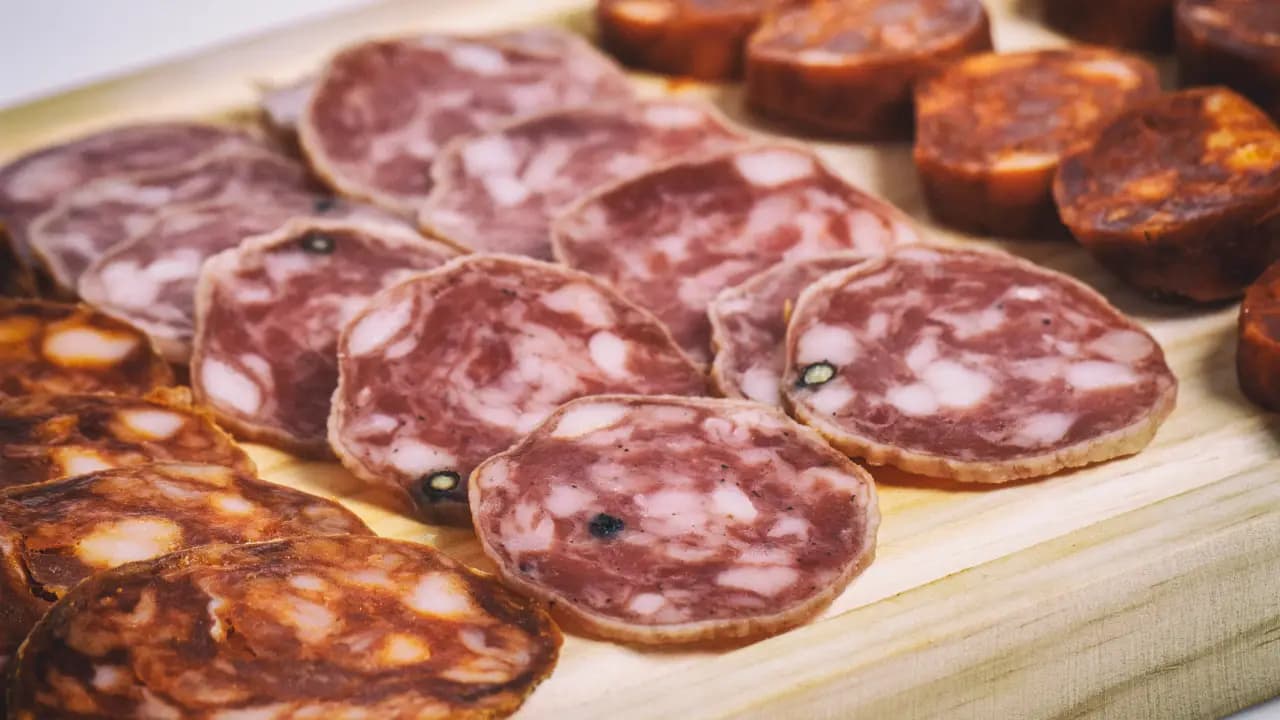 Bacon, presunto e salame: quais alimentos embutidos podem contribuir para o câncer?