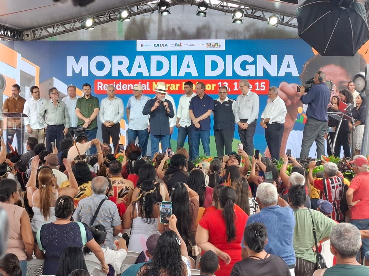 Lula promete voltar a Manaus para fazer mais entregas