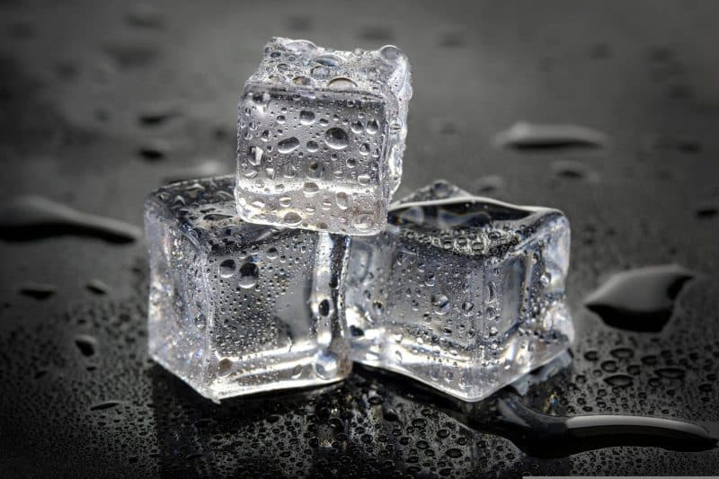 Saiba mitos e verdades sobre usar gelo na skincare pela manhã