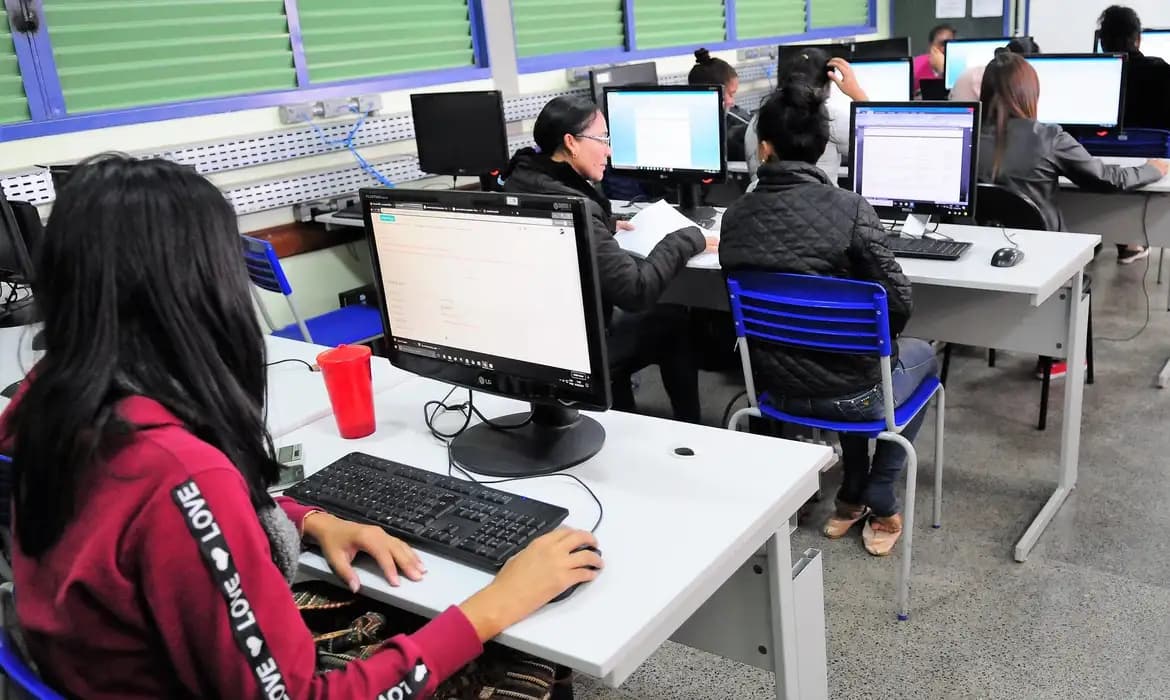 Norte vira destaque nacional após salto histórico da internet nas escolas públicas