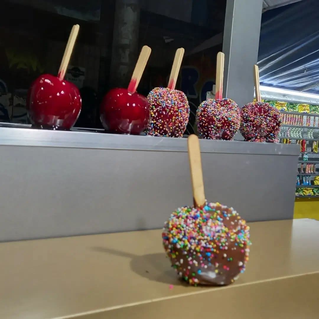 Clássico da confeitaria do ciclo junino, maçã do amor conquista pelas cores e versões turbinadas