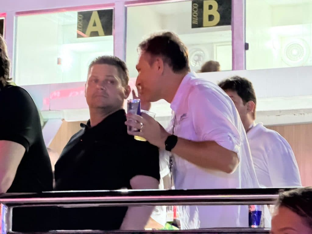 Davi Alcolumbre deixa política de lado e prestigia Festival de Parintins