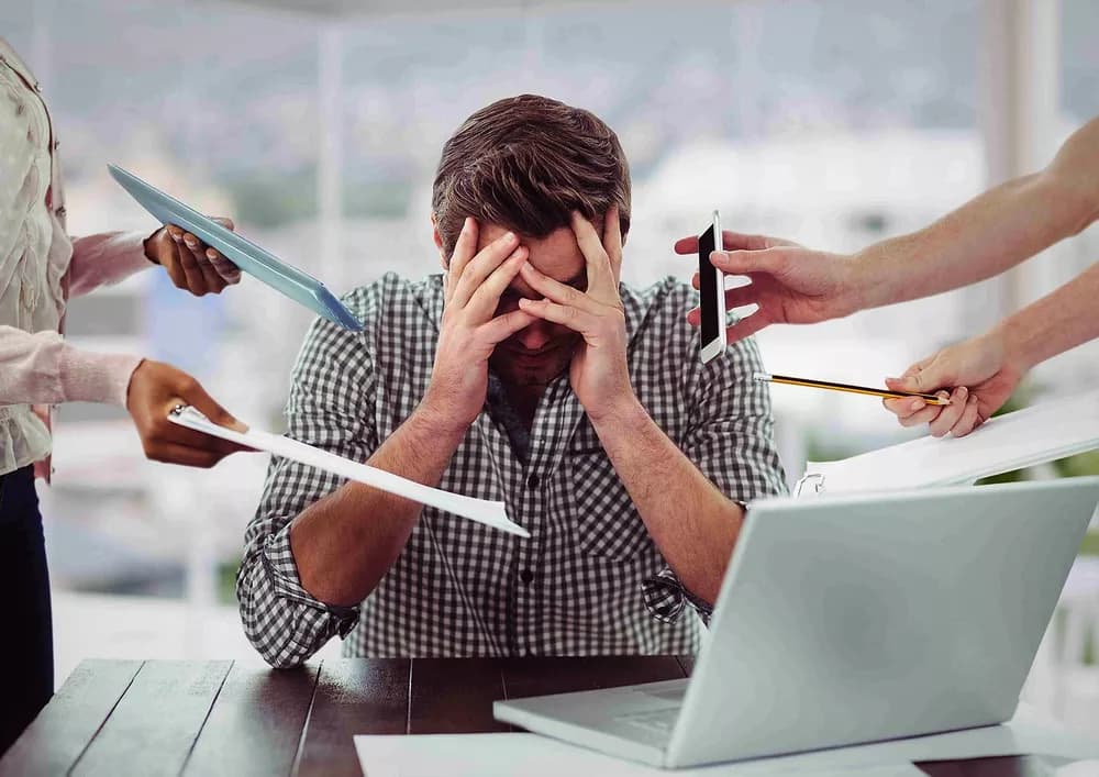 Faltas e atrasos podem indicar burnout? Especialista explica o que nova lei exige das empresas