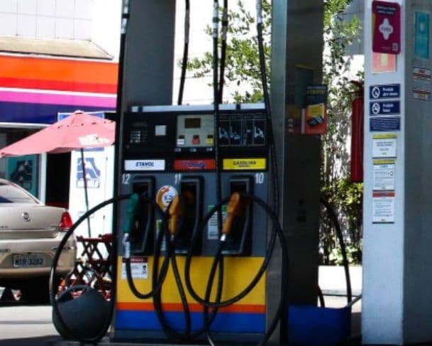 Queda da gasolina ajuda a frear inflação em maio, aponta IBGE