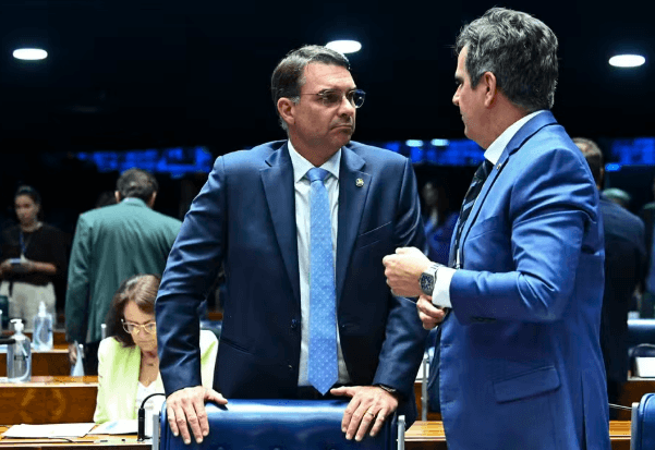Ciro Nogueira avisa Flávio Bolsonaro que PP e União Brasil ficarão neutros na eleição presidencial
