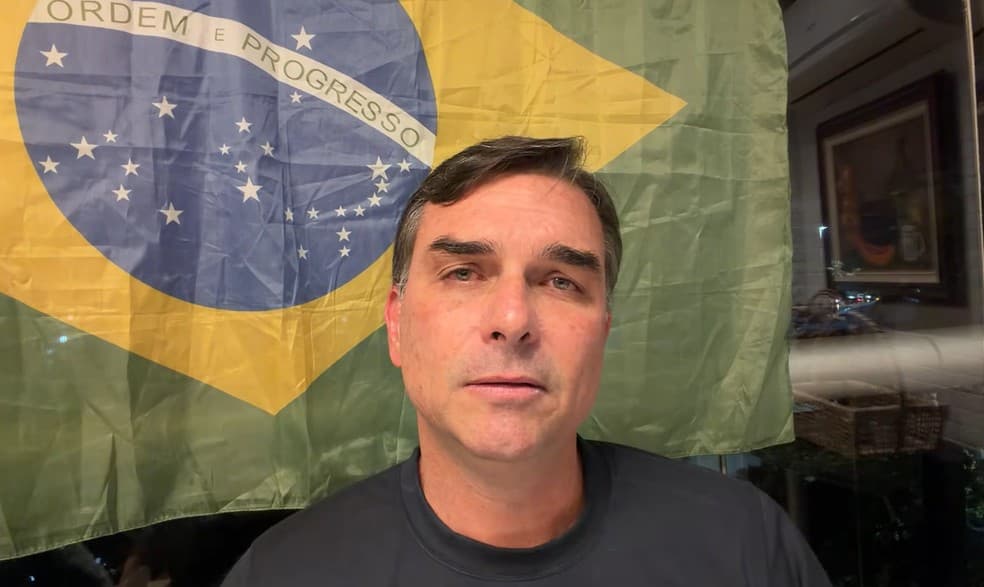 “Não vou baixar a cabeça para tirano”, diz Flávio Bolsonaro ao criticar Moraes