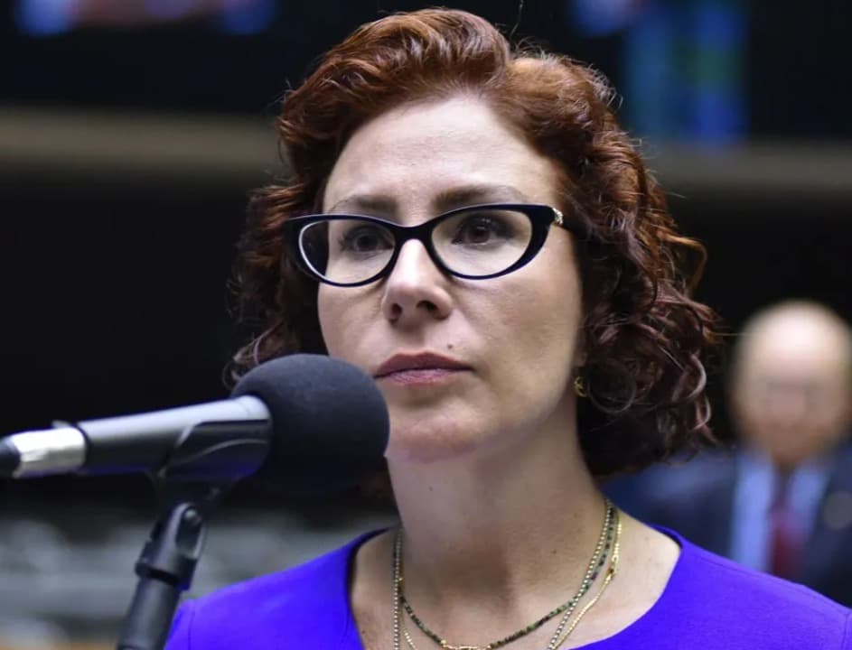 Carla Zambelli diz que não está foragida e rebate acusações de deputado italiano