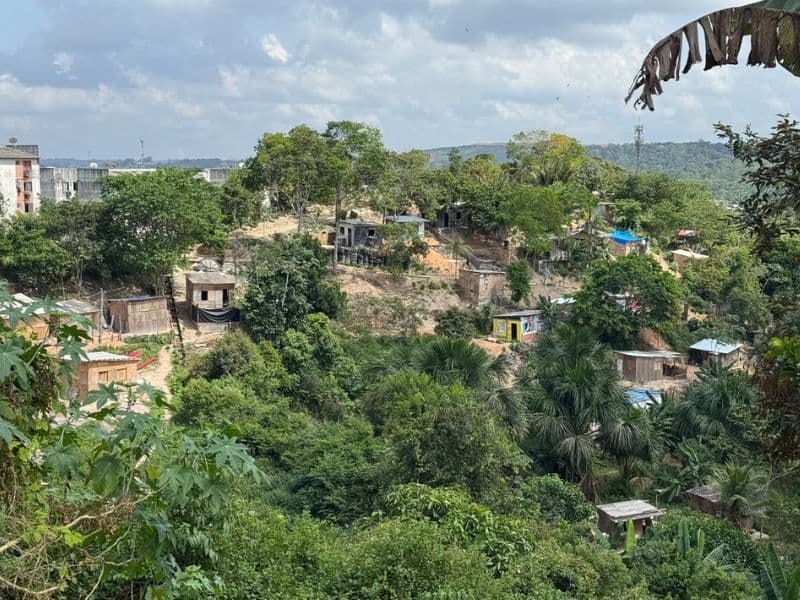 Sem água, luz ou asfalto, moradores resistem em ocupações irregulares em Manaus