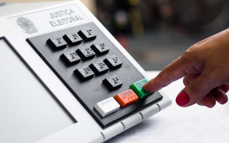 Quase um milhão de brasileiros no exterior poderão votar nas eleições de 2026